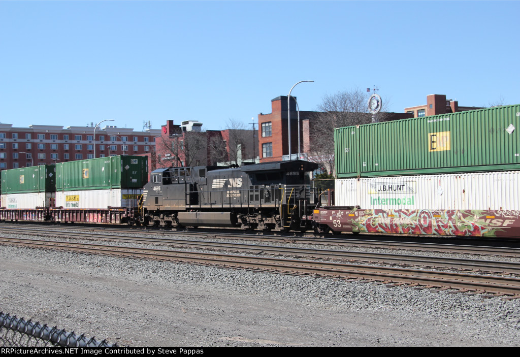 NS 4695 as a mid train helper on train 25G